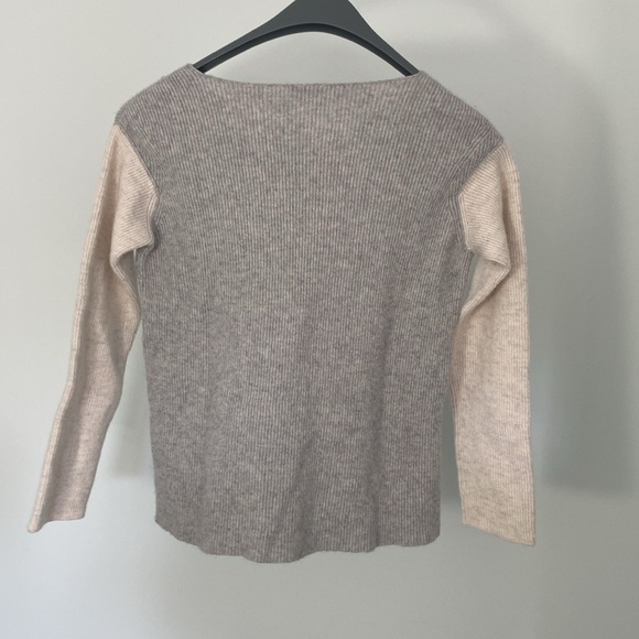 Vince. Wool & Cashmere V Neck Sweater, Size M - Picture 6 of 6